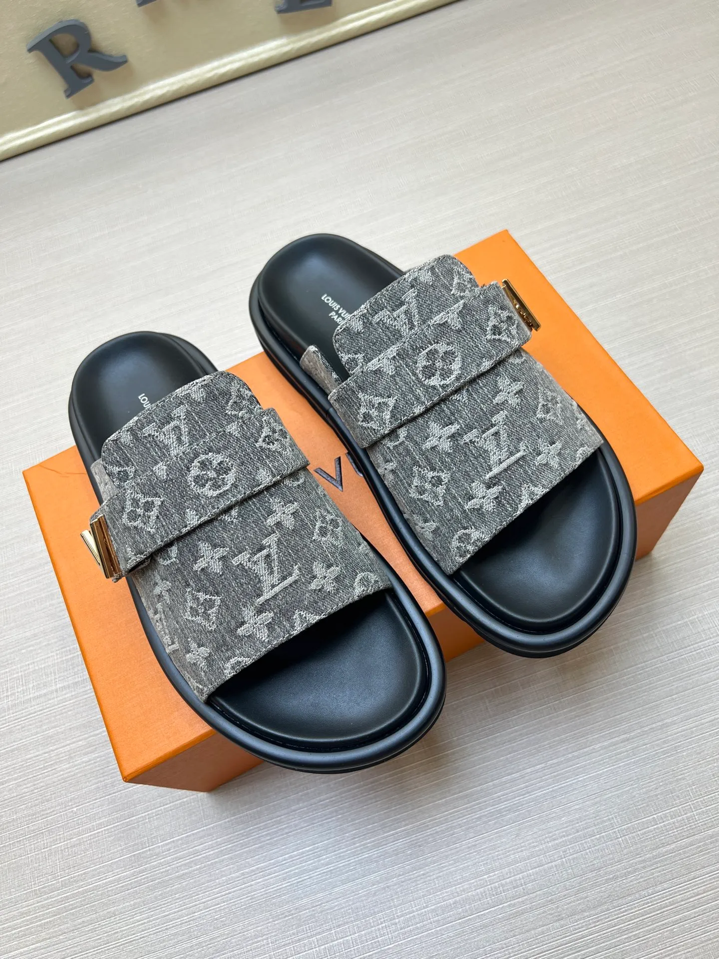Factory price: 360💰【LOUIS VUITTON】Louis Vuitton, LV printing, men's and women's slippers are on the market, drawer box packaging with cloth bag, card, the upper pattern looks very soft and waxy, super versatile leg slimming artifact. Fabric: imported denim/canvas/old fabric, LV hardware LOGO, official website pattern printing, comfortable to wear, foot pads: high elastic men's shoes💰U water table. Sole: foam sole, heel height: about 5cm. Code number: 35-46, 35, 45, 46 are custom-made and non-returnable. Color: multiple colors and styles available.